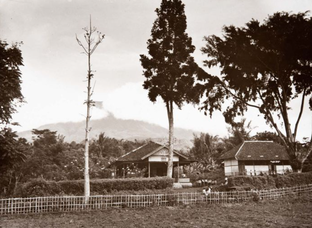 Balai desa dan sekolah di Sukalarang